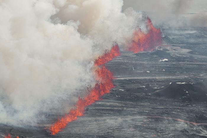 冰岛火山喷发裂缝长约3.4公里 