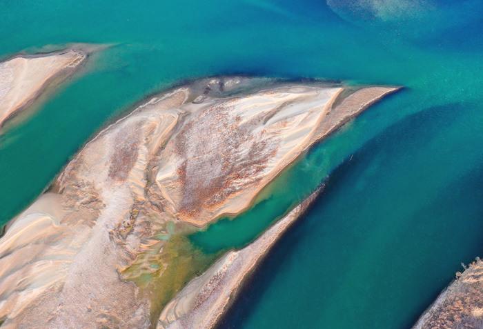 黄河湿地碧绿如墨 似翡翠镶嵌大地