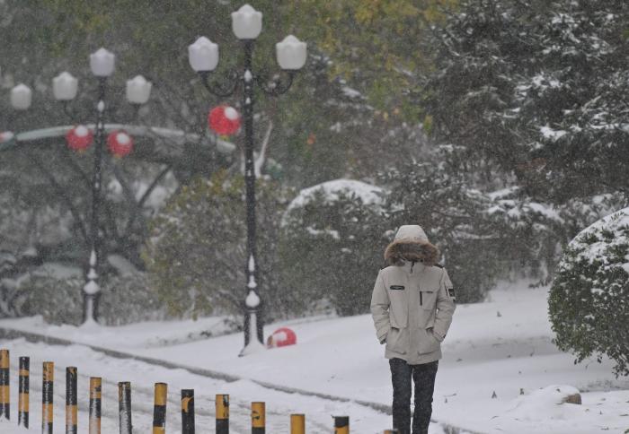 暴雪寒潮大风三预警齐发 多地气温下降